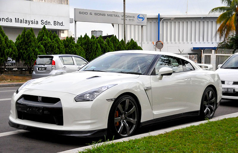 White-Nissan-GTR